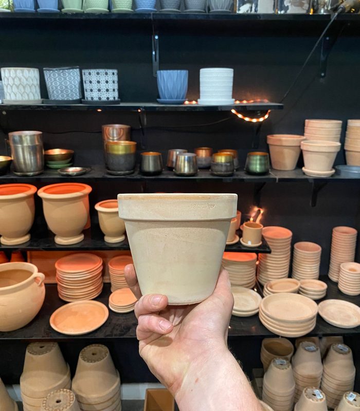 pot-terre-cuite-montmartre-paris.jpg Pot en terre cuite pour décoration intérieure ou extérieure, boutique de plantes Montmartre Paris 18